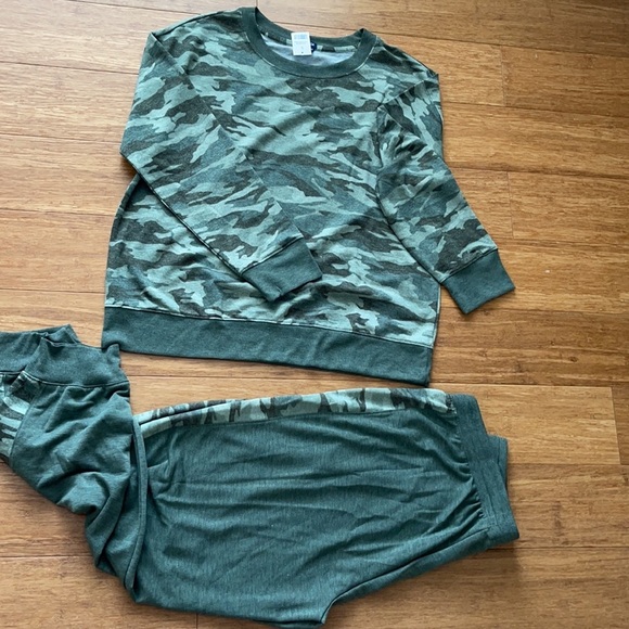 Pajama Set - Picture 2 of 8